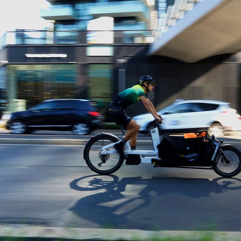 MESSAGGIO IN LATTINA: SELLE SMP E URBAN BIKE MESSENGERS PER UNA SOCIETA GREEN!